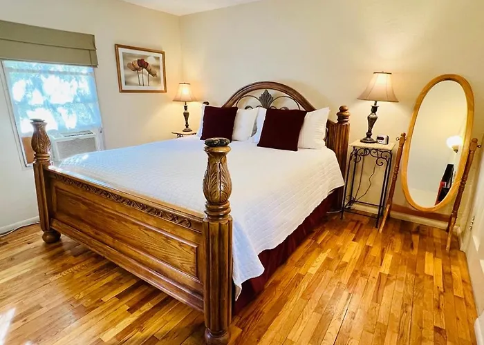 Mile High Ranch Hotel *